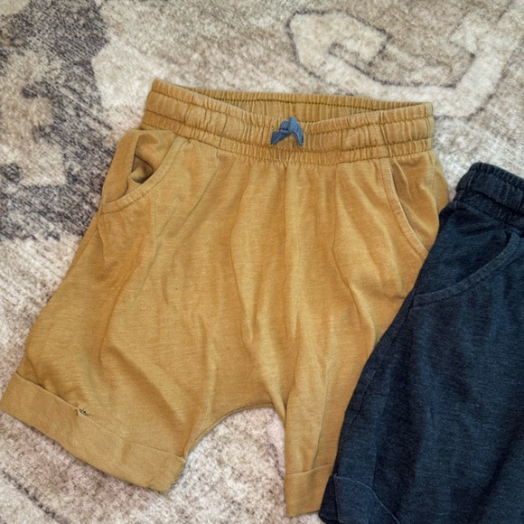 Cat & jack bundle of shorts in gold and dark grey - Picture 3 of 6